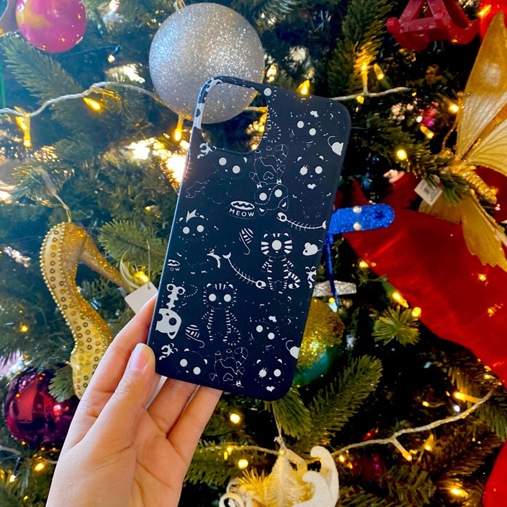 Black cat iPhone 12
